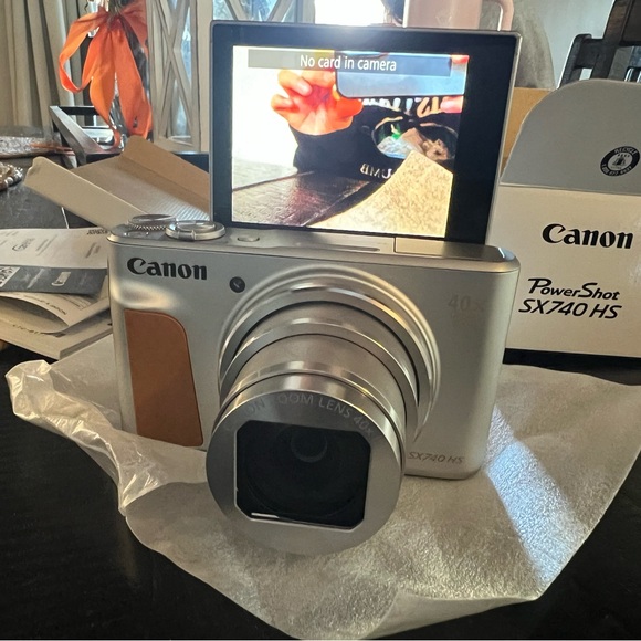 Canon SX740 HS Silver Digital Camera - Picture 3 of 16